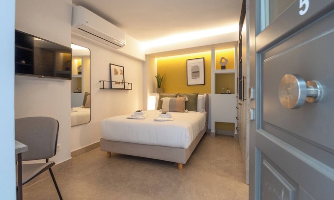 Plaka Hotel | Apt 5 ground floor studio with patio