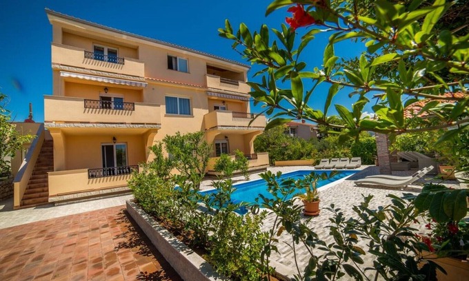 Palit Apartment | Apt Lemon - Beautiful house in green with outdoor pool and barbecue area