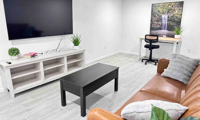 El Paso Apartment | Apt Monroe III, Cozy Modern Stay - Fast Wifi