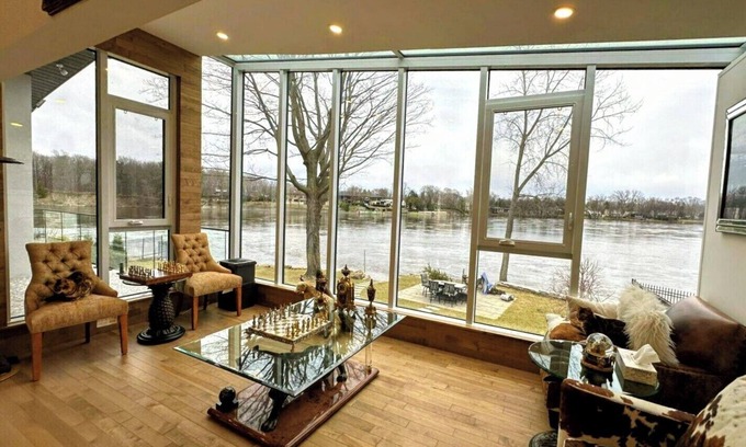 Laval House | Aqua Luxe Residence Laval