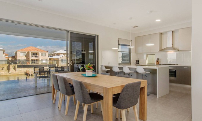 Wannanup House | Aqua Vista - Spectacular views, comfortably furnished