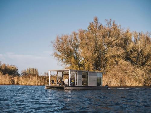Werkendam Ski Chalet | AquaHome - NP de Biesbosch - Bijzonder overnachten op een houseboat!