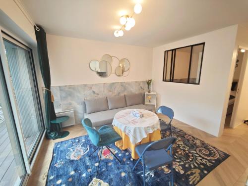 Faubourg-du-Roule Apartment | Arc de Triomphe 2 min walk Elegant Apartment