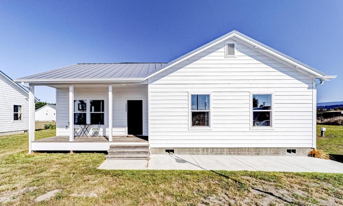 Pacific House | Arcata Farmhouse