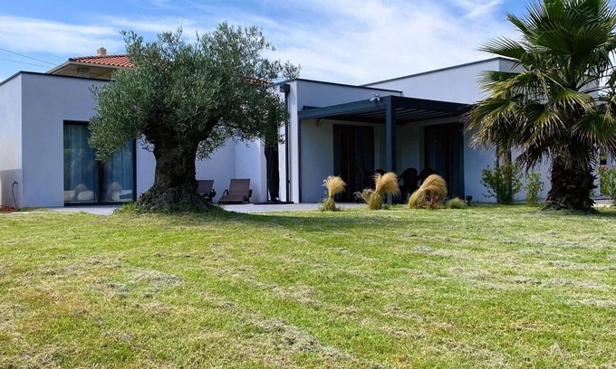 Vaux-sur-Mer Villa | Architect-designed villa just a few minutes' walk from Nauzan beach.