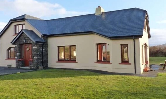 Ballyferriter Cottage | ARCHITECT HOUSE, family friendly in Ballyferriter, County Kerry