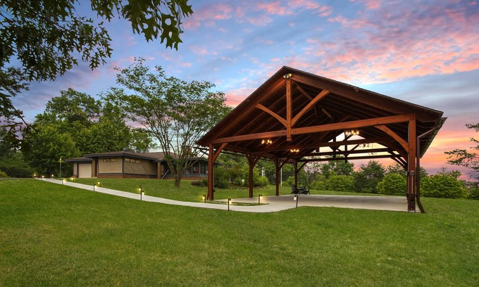 Warfordsburg House | Architectural Havel w/ Stunning Views | 6BR/4BA | Pavillion & Pickleball + Hot Tub | Sideling Hills