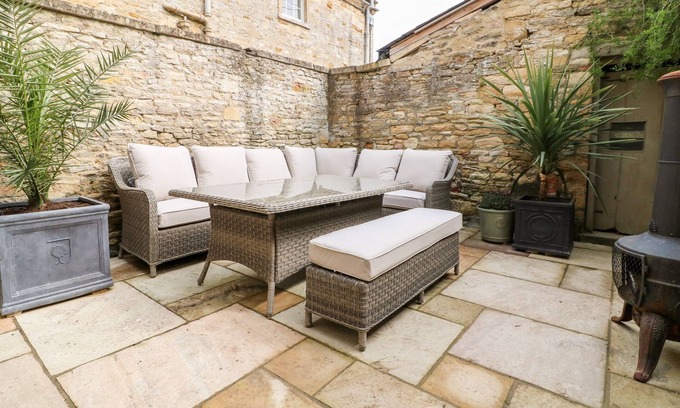 Burford House | ARCHWAY COTTAGE, family friendly, with a garden in Burford