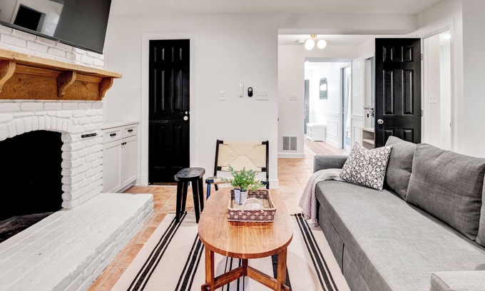 Arlington House | Arlington Exclusive 6 Bed Retreat walk to Metro