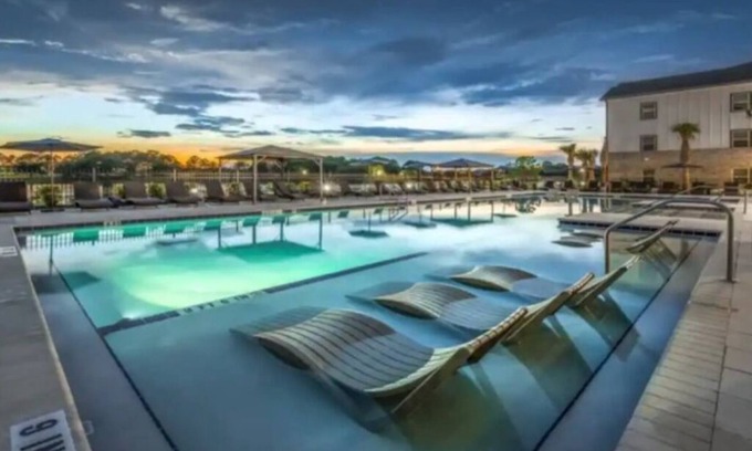 Arlington Apartment | Arlington Oasis! Pool, Gym, King Bed, near Shopping & Mayo Clinic