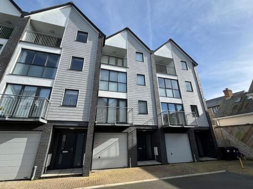 Hele House | Armada Close - 3 Story Home Close to Tunnels Beach