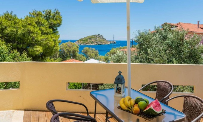 Korithi Apartment | Armiriki Home with sea views, 50m from St Nikolaos Port