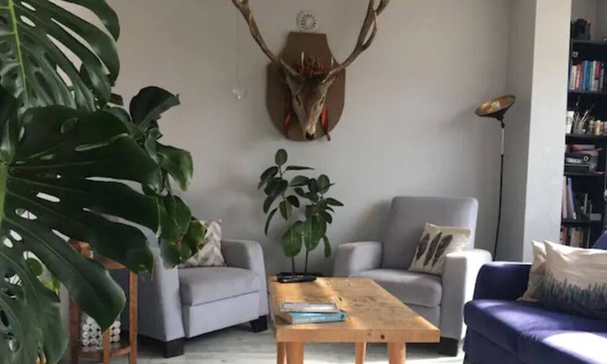 Karsiyaka Apartment | Art-Inspired w/ Terrace and Sea View