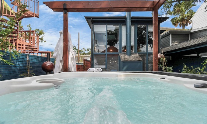Hyde Park House | Artful Elegance with Pool & a Private Jacuzzi