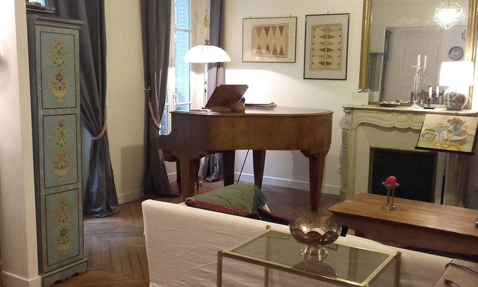 Saint-Vincent-de-Paul Apartment | artist apartment with piano 80 m2, artist apartment with piano