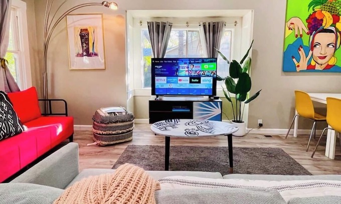 Southeastern Sacramento House | Artists Bungalow ARCADE King Beds near the beat