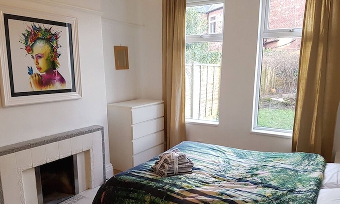 Chorlton-cum-Hardy Condo | Artists garden flat in popular Chorlton location