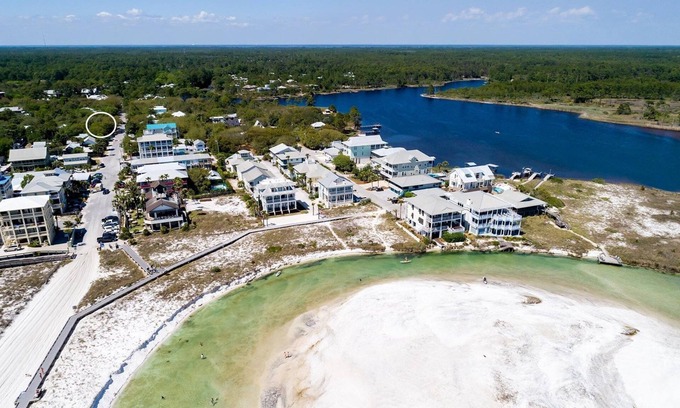Grayton Beach House | Artless Sprite~Adorable Cozy Luxury~Walk to Beach, StatePark, Red Bar~Beach Gear