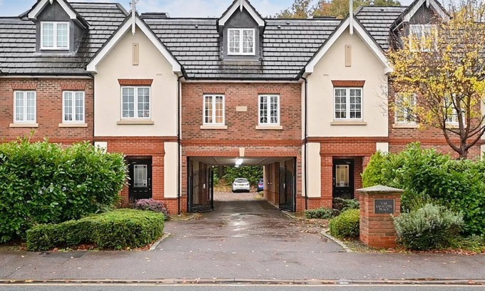 Winkfield Apartment | Ascot Tie - Boutique Royal Ascot Apartment by Windsorian Experience -