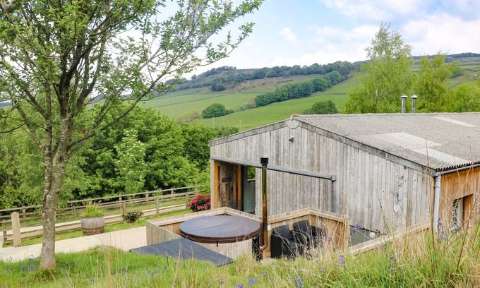 Keighley Cottage | ASH BANK, JACOBS WOOD, with hot tub in Silsden