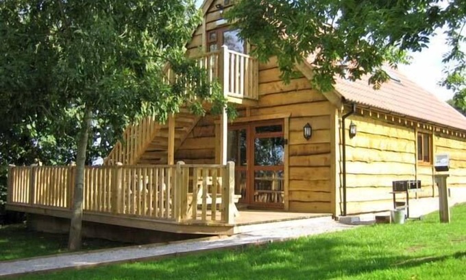 Watchet Cottage | ASH LODGE, pet friendly, with hot tub in Washford