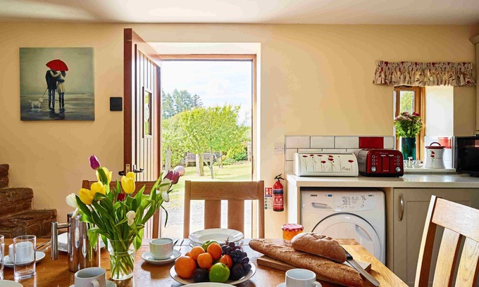 Trecastle House | Ash Tree Cottage with Hot Tub