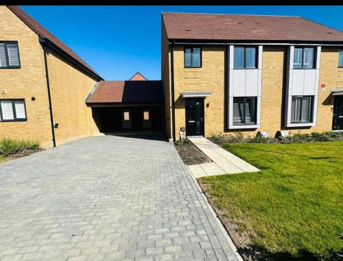 Willesborough House | Ashford Luxury House with Hot tub and Driveway Parking