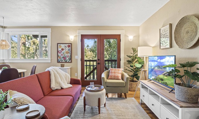 Ashland Apartment | Ashland Boho-Chic with a Yard