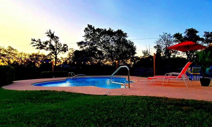 Orange Park Villa | Ashwood Villa, swimming pool, backyard theater, coffee shop