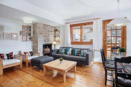 Sallent de Gallego Apartment | Aspen - By CARDI Suites