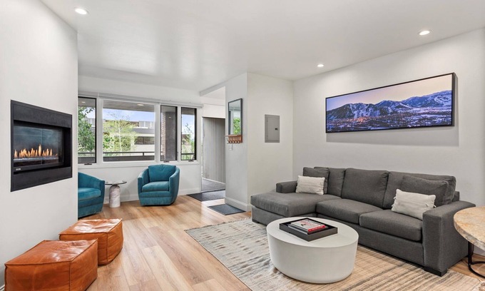 Aspen Condo | Aspen luxury condo, easy walking distance to skiing!