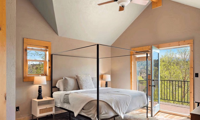 Cripple Creek Cabin | ★ Aspen + Mtn Views ★ Hot Tub + Pool Table + Bar