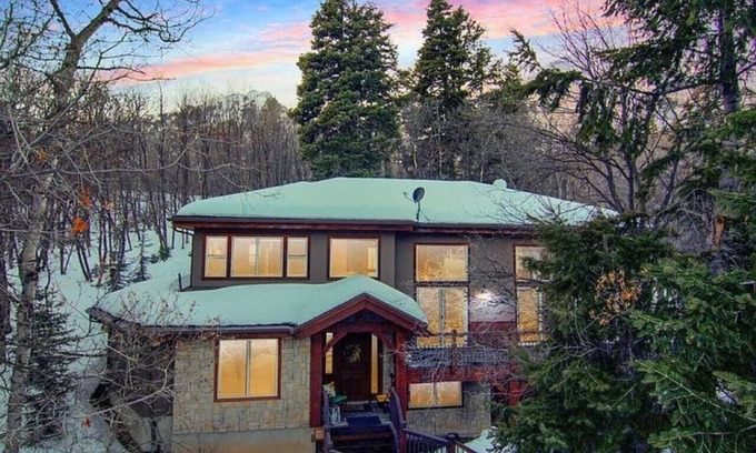Sundance Cabin | Aspen Springs Hot Tub Pool Table 5 minutes to Sundance Resort Mountain Cabins Utah
