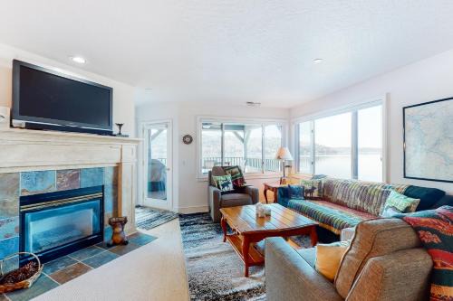 Coeur d'Alene Apartment | Astounding Arrow Point (F-101)