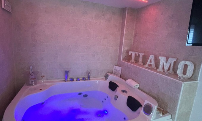 Nettuno Bed & Breakfast | At 100 mt from the sea and train station, rooms with all amenities