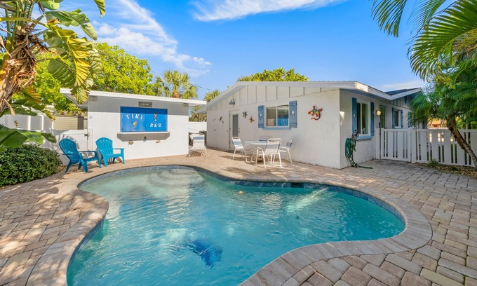 Ilexhurst House | At Ease West: A tropical rental 1/2 block from the beach