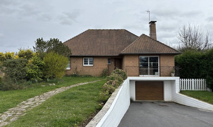 Etaples House | At the edge of the woods