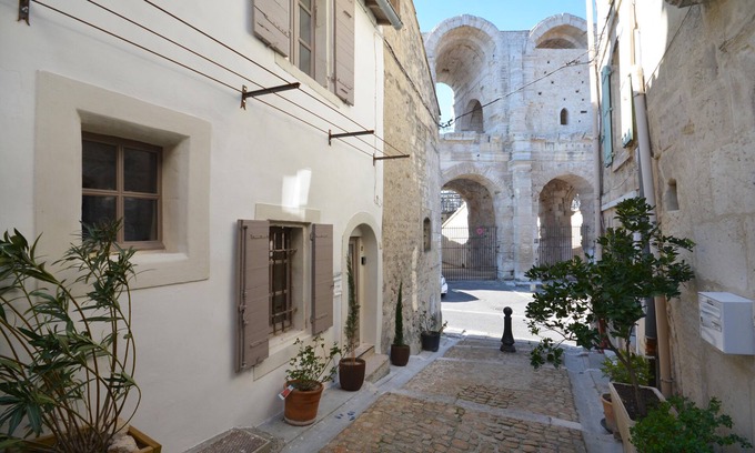 Arles City Centre House | At the foot of the Arles bullring, attractive renovated town house