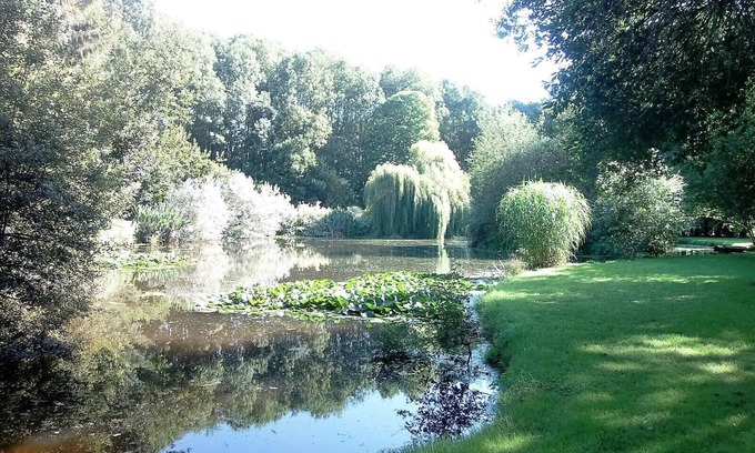 Pommerit-le-Vicomte House | At the water's edge.