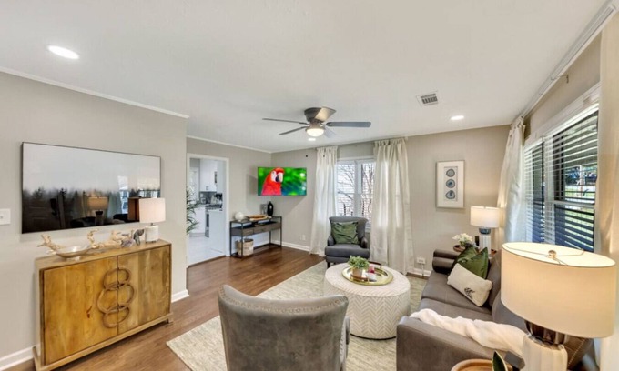 Fair Oaks House | ATH - Marietta/Smyrna convenience! Fenced yard and pet friendly. Beautiful!