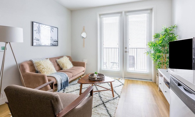 Wilshire Apartment | Attractive 1BR in Koreatown w/ Gym + Pets OK