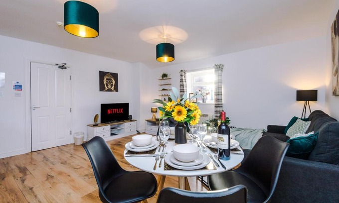 Chester Apartment | Attractive 2-Bed City Centre Apartment in Chester by 53 Degrees Property, Ideal for Groups & Professionals - Sleeps 5