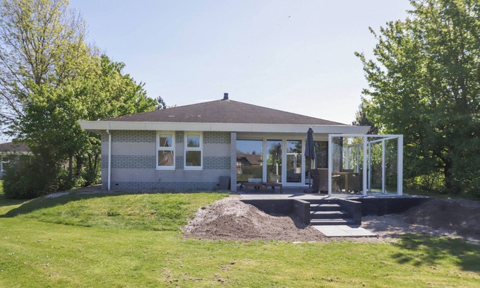 Makkum House | Attractive 4-person Star Deluxe bungalow with whirlpool, bathtub, and jetty at Beach Resort Makkum on the IJsselmeer.