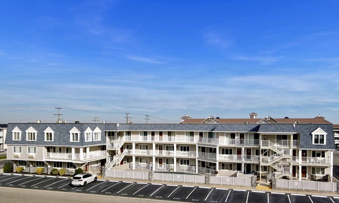 Avalon Condo | Attractive, air-conditioned Merrimack Condominium offering beachblock location