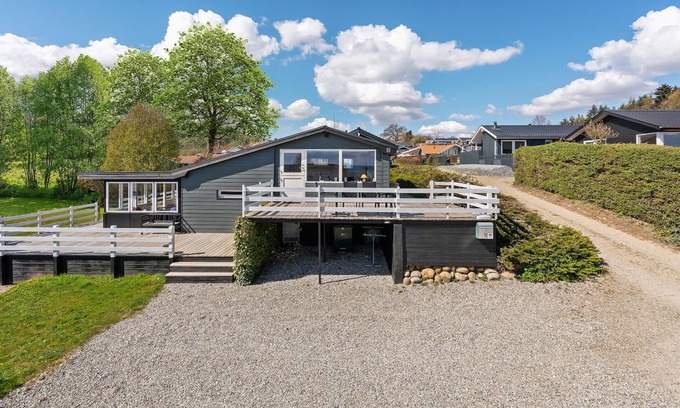 Bjert House | Attractive cottage with beautiful winter garden and sea view near the beach.
