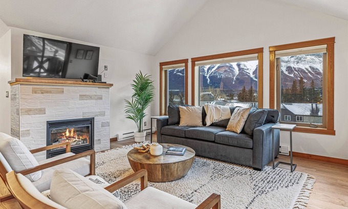 Canmore Apartment | Attractive Downtown Loft | Sleeps 6 | Hot Tub & Mountains Views!