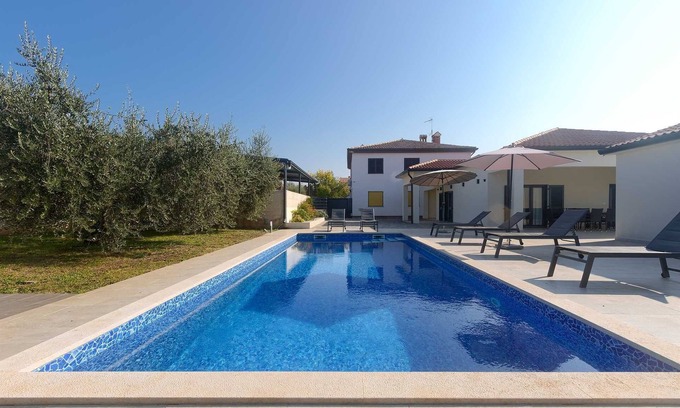 Porec Villa | Attractive Modern 4 Bedroom Villa with Pool for up to 9 Guests