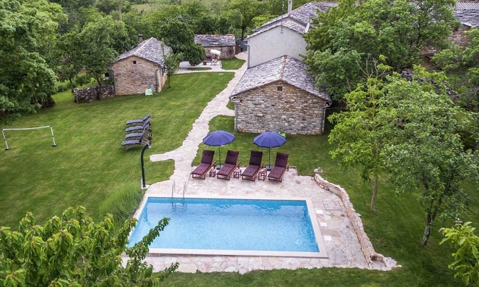 Pazin Cabin | Attractive villa with pool and fenced garden - Privacy Guaranteed