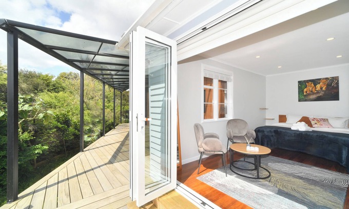 Mangere House | Auckland Airport Sanctuary; sleeps 9; quiet, spacious and family-friendly
