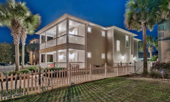 Crystal Beach House | Aug 16-28 Avail, Gorgeous 6 Bed, Private Pool, Beach Service & 6 Seat Golf Cart!